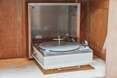 8a-built-in-record-player