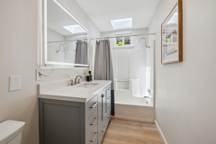 09-bathroom
